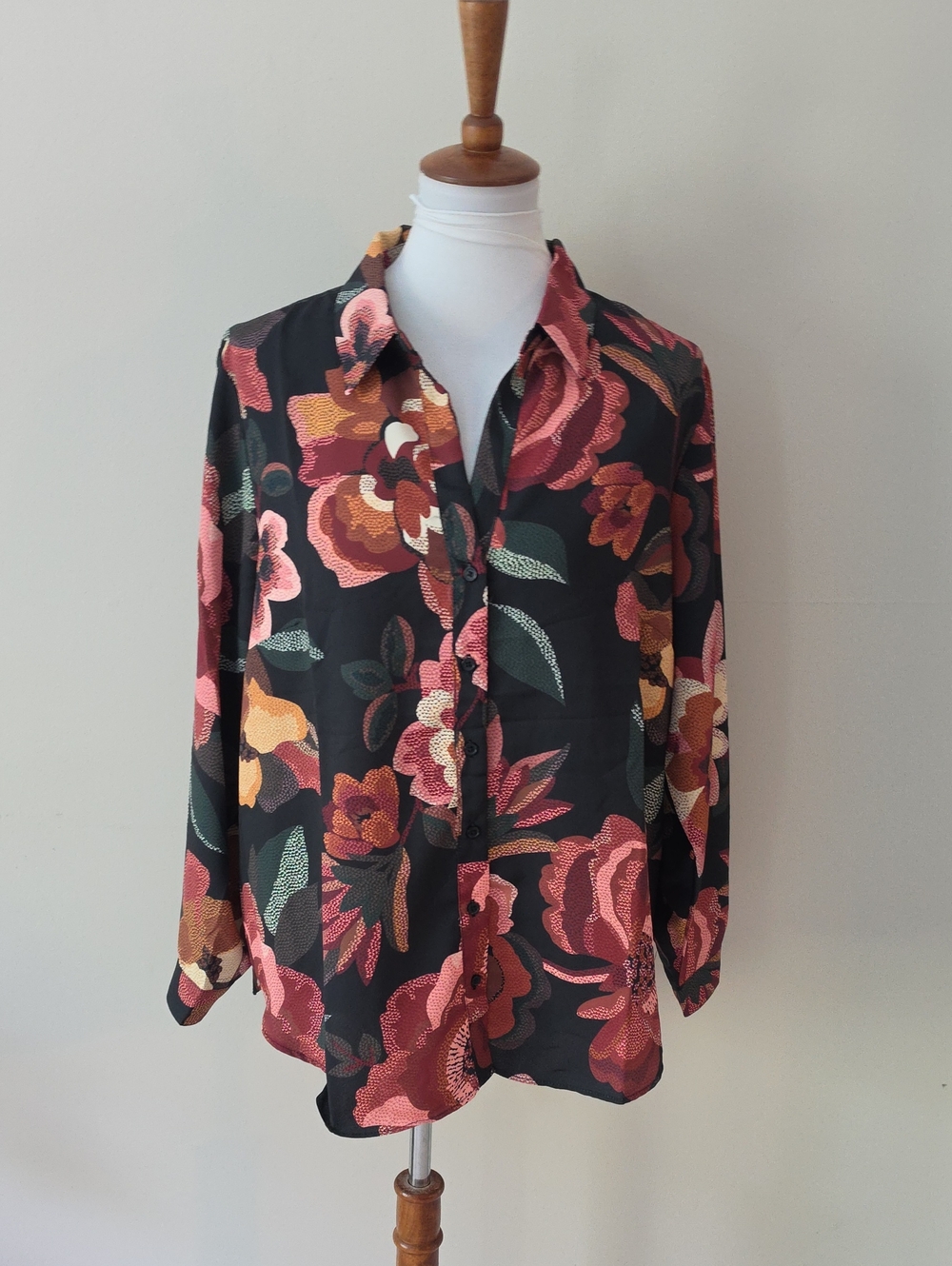 Chelsea & Theodore Floral Button-Up Blouse in Black and Rose